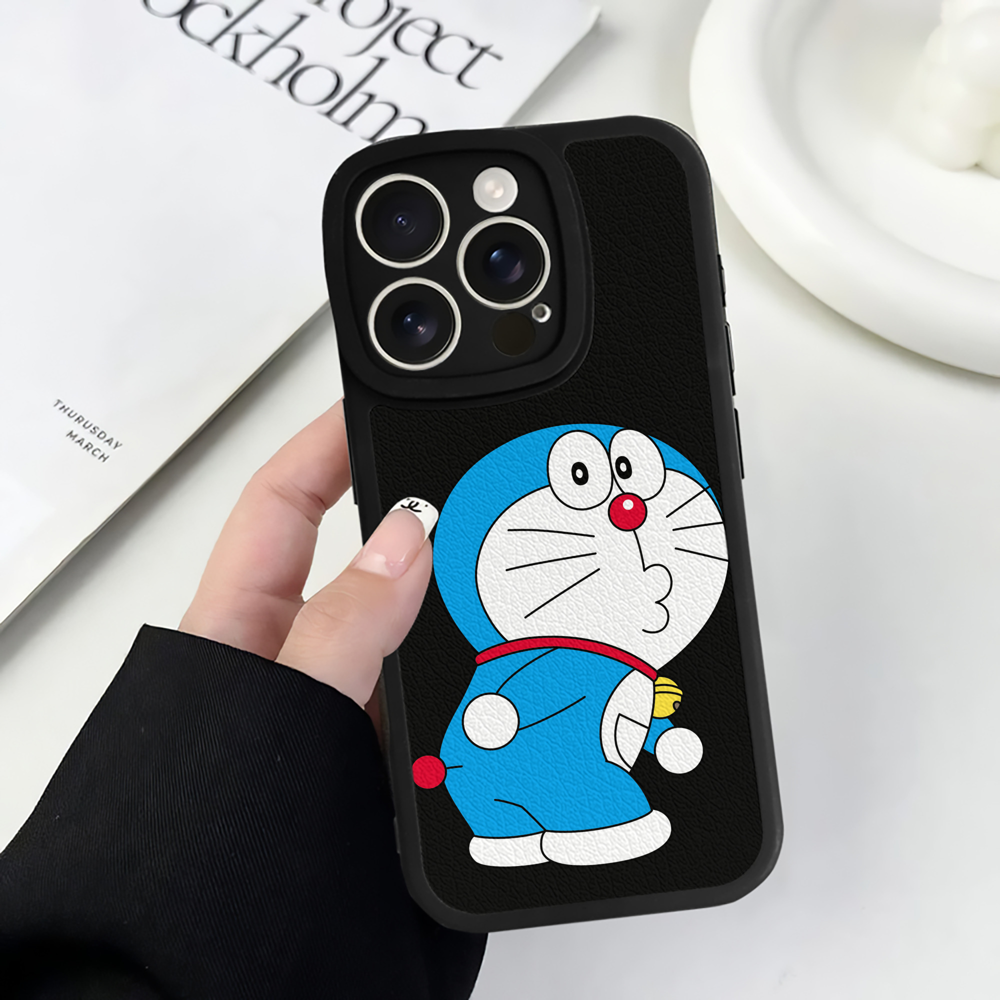 （画像用） ドラえもん Doraemon 【iPhone 16シリーズ対応】シリコンスマホケース（レザー調） 材質：シリコン